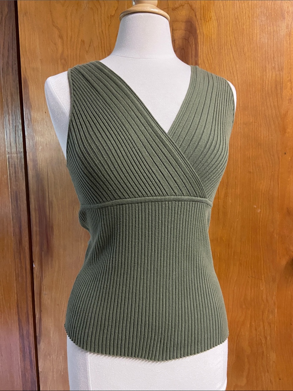 OLD NAVY Ribbed V-Neck Knit Tank Top in Olive Green Medium super flattering